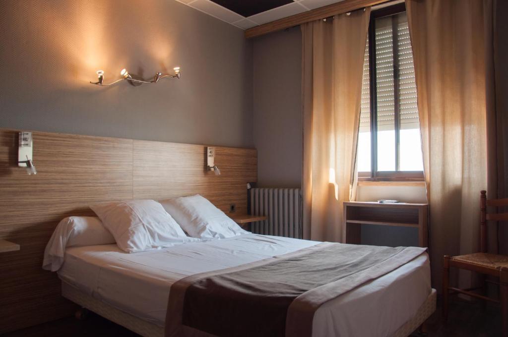 Logis Hotel Restaurant Mar I Sol Saint-Cyprien  Quarto foto