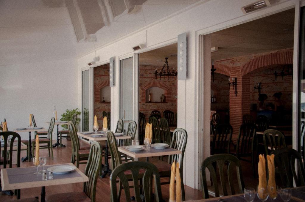 Logis Hotel Restaurant Mar I Sol Saint-Cyprien  Exterior foto